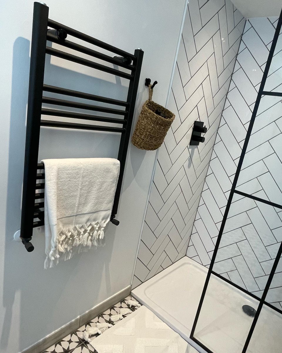 BestHeatingUK's tweet photo. Matt black Nero keeping this dreamy bathroom warm over at @my_renovating_diary 🙌 Shop the rail 👉 https://t.co/DUmZBNTrPO

#MyBestHeating #HomeDecor https://t.co/KUcEPimY1F
