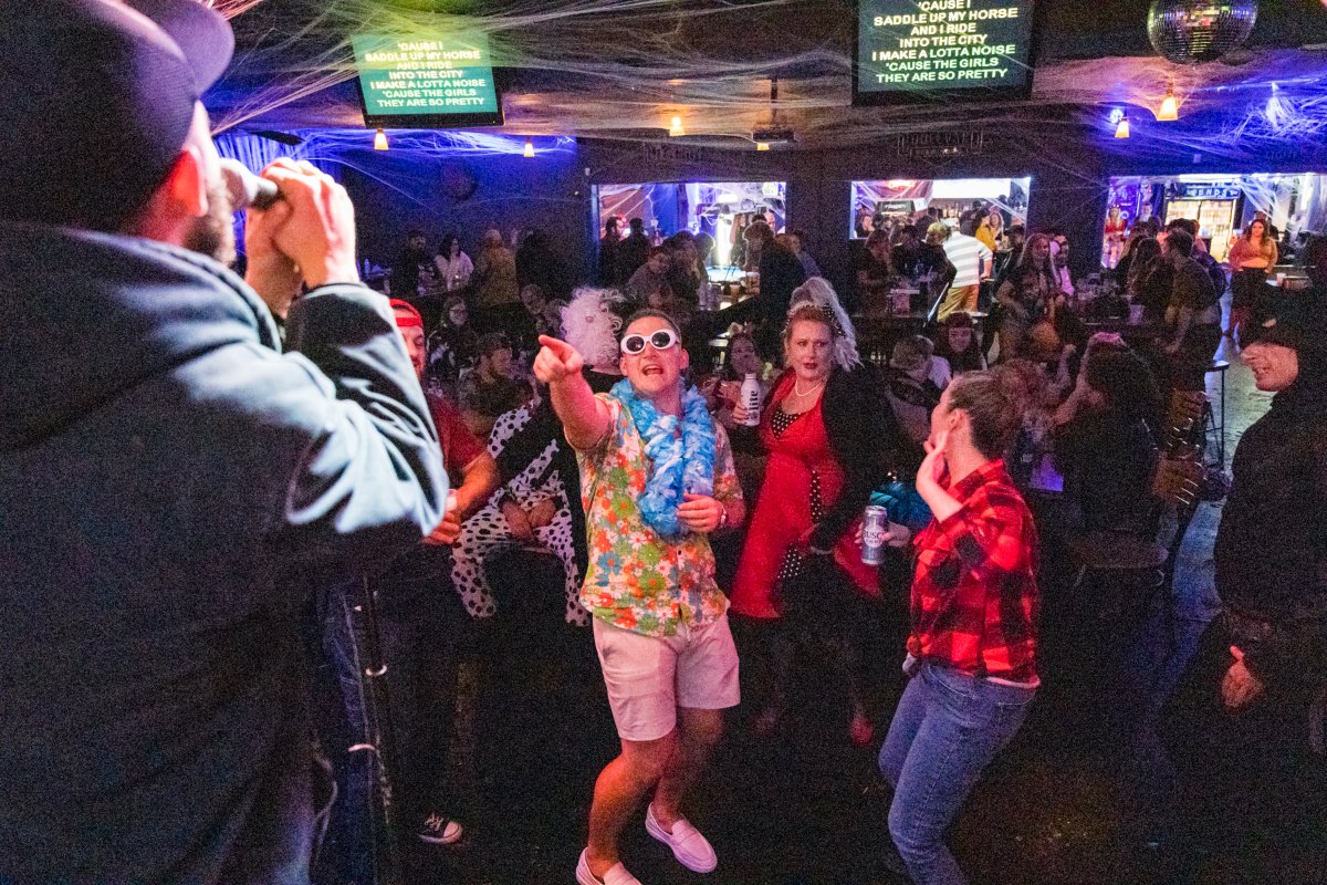 FriendsKaraokeP's tweet photo. Strangers will become friends by the end of your night at Friend's Karaoke Pub. #FriendsKaraokePub #SpringfieldMO #SpringfieldKaraoke #NightLife https://t.co/U7b3PiYoIp