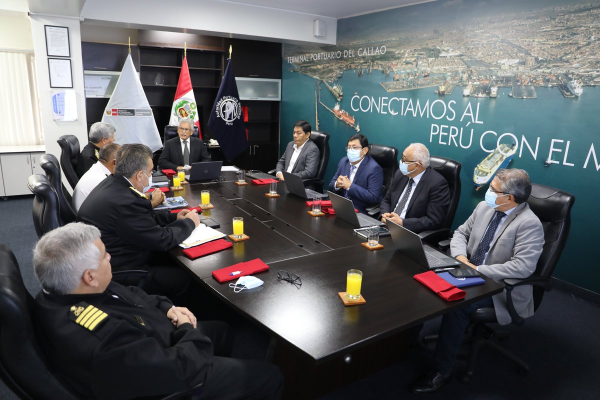 APN_PuertosPeru's tweet photo. 📌El pdte. del Directorio de la APN, Manuel Hinojosa, acompañado del gerente gral.(e), Edgar Álvarez, y funcionarios de la entidad, se reunió con representantes de la Dirección General de Capitanías y Guardacostas #Dicapi, liderados por su director, Vicealmirante Ernesto Colunge. https://t.co/oAnpbX7xWO