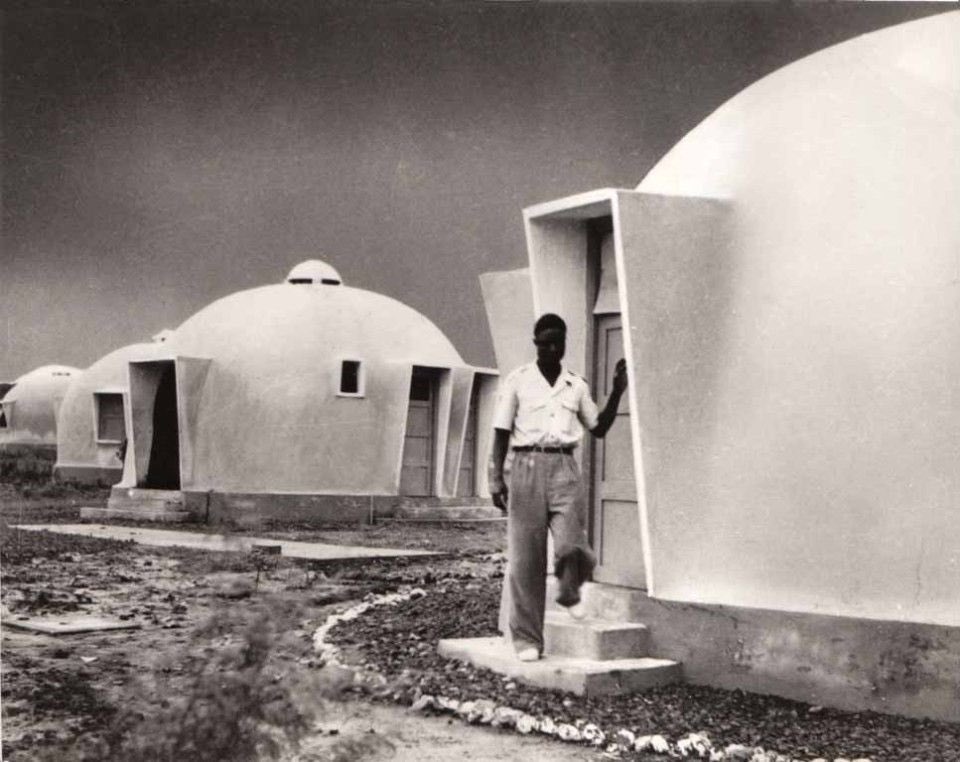 Sur cette image, nous avons des maisons bulles. Il s’agit de maisons spéciales pr leur paraître. En effet, au lendemain de la 2e guerre mondiale, Dakar connait un problème de logements. Face à ce manque de logements, la population augmente. 👇🏿