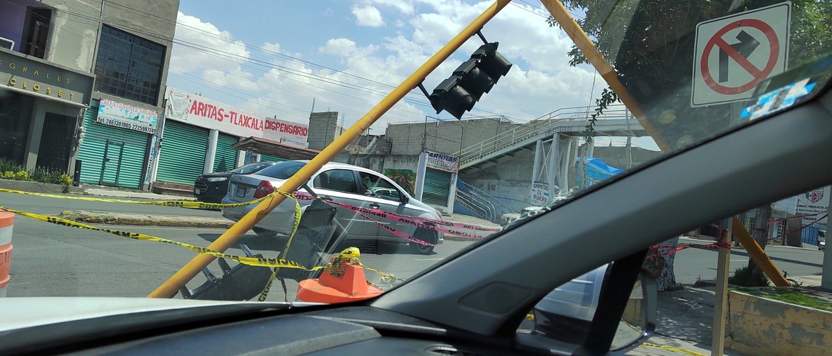 Abibisbg's tweet photo. @GobTlaxcala su apoyo. Una semana en esta avenida y nadie hace nada. Riesgoso para la comunidad https://t.co/XEGcXcfAAK
