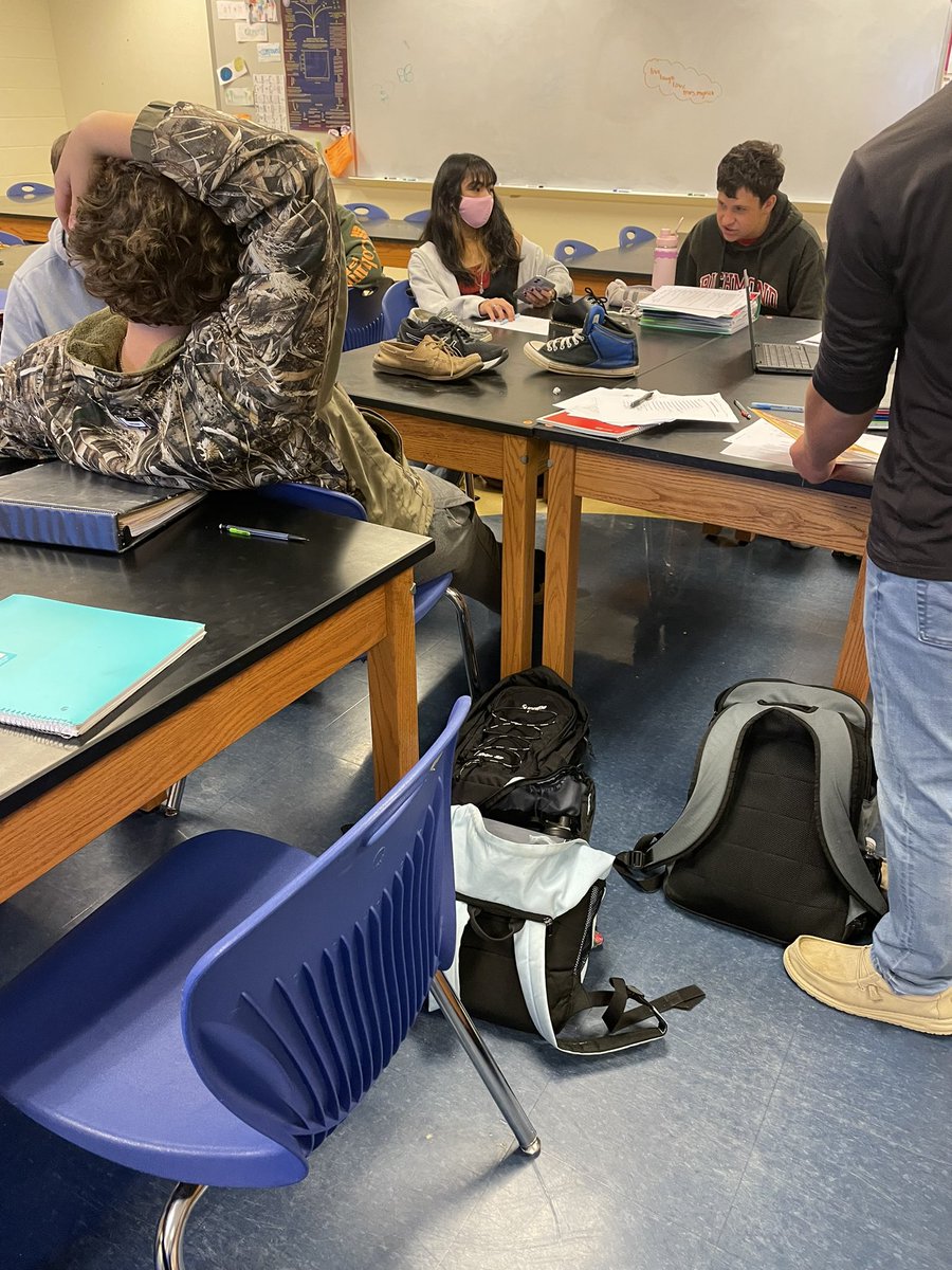 ehmyrick's tweet photo. Dichotomous keys using #honorsbio shoes. @NewKentStrong https://t.co/2U8bEuwy6K