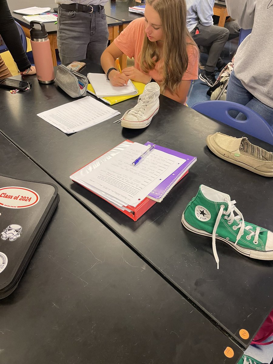 ehmyrick's tweet photo. Dichotomous keys using #honorsbio shoes. @NewKentStrong https://t.co/2U8bEuwy6K