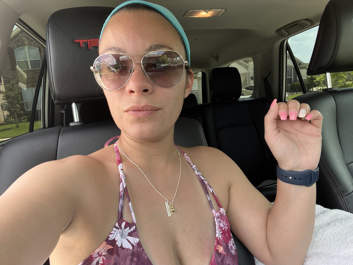 Mariah0803330's tweet photo. Self care matters! About to be pool side with the homie for a bit 🍻#selfcare https://t.co/q3kC3D42tU