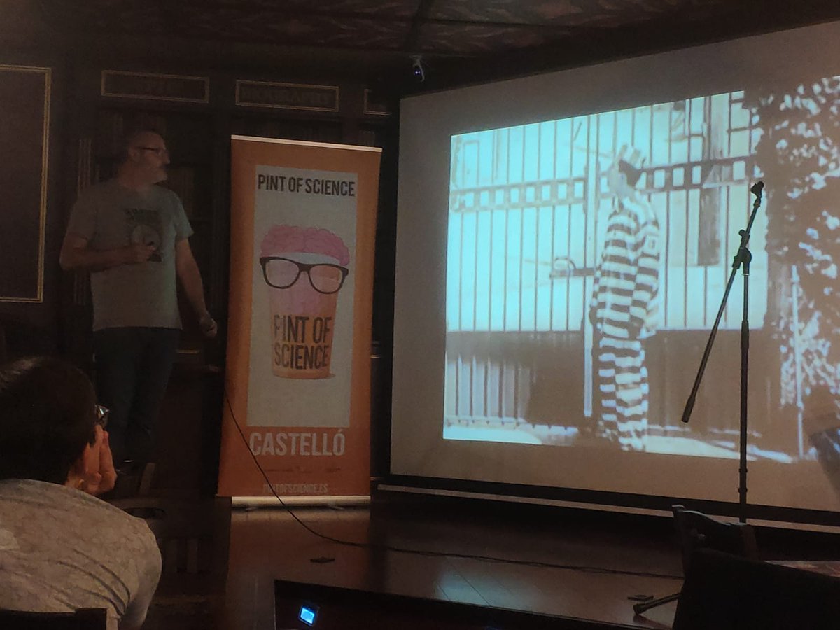 silderob's tweet photo. HOY ha ocurrido en #Pint22CAS Gillermo Peris “Buster Keaton y la extraordinaria vida subterránea de la rata topo”
@waltzing_piglet es doctor en ciencias químicas, e inició su investigación y 
doctorado en el campo de la química cuántica. Actualmente es profesor titular de https://t.co/ZT9Rs4kK83