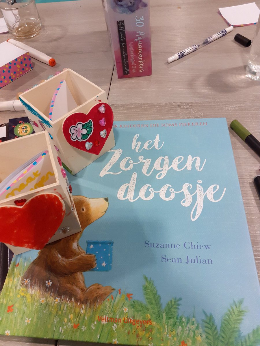 LiesbethKrouwel's tweet photo. Vandaag met jonge mantelzorgers een zorgendoosje gemaakt nav het thema: zorgen voor en zorgen maken over.. Met een lach en een traan. Wat kunnen kinderen dat al goed verwoorden. #zorgendelen @JmzLelystad @WelzijnLelystad https://t.co/MeNscfLJK7