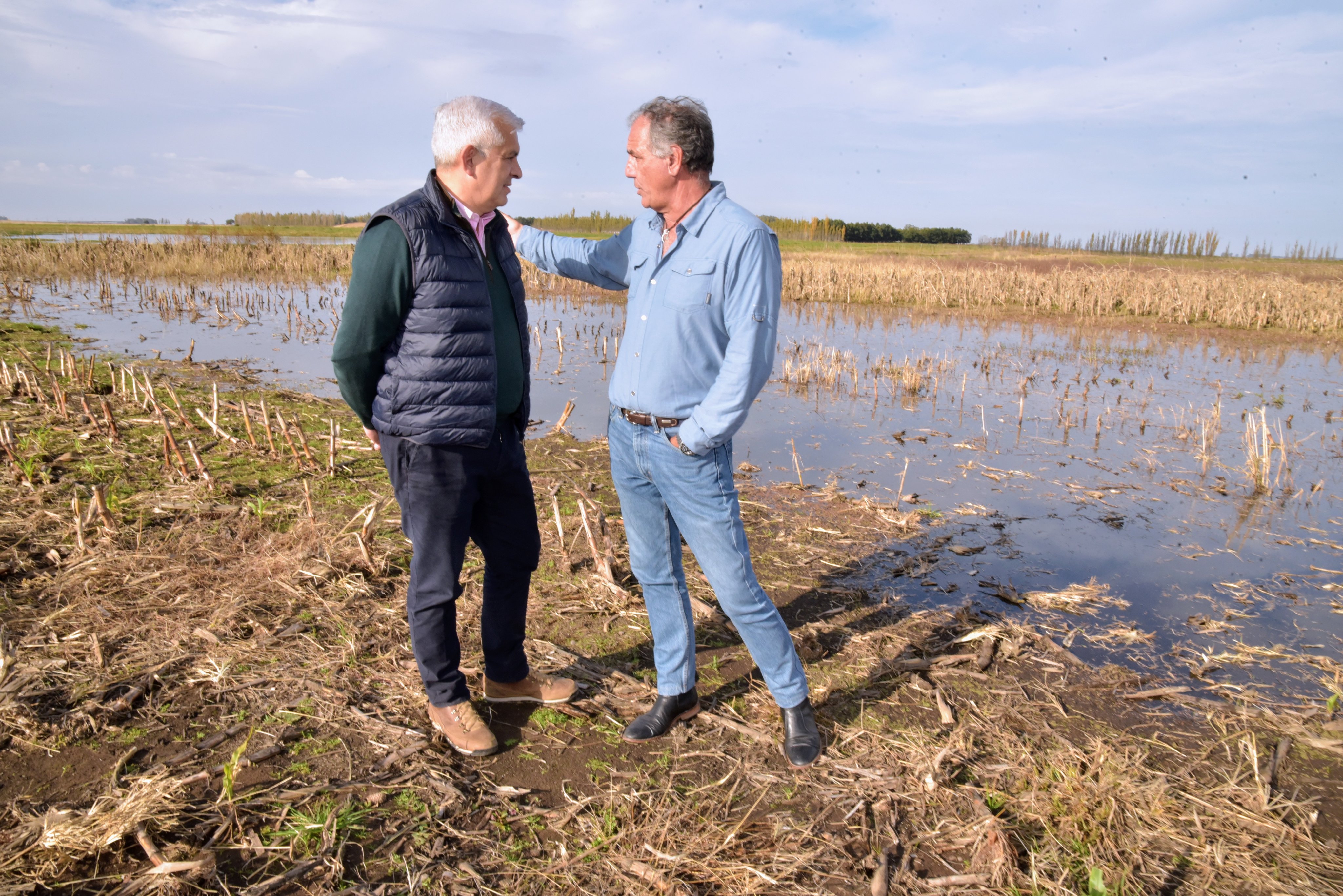 Anegamientos en Buenos Aires: Julián Domínguez recorrió campos afectados, dialogó con productores y adelantó que se asistirá "con todo lo que la Provincia, el municipio y los productores requieran"