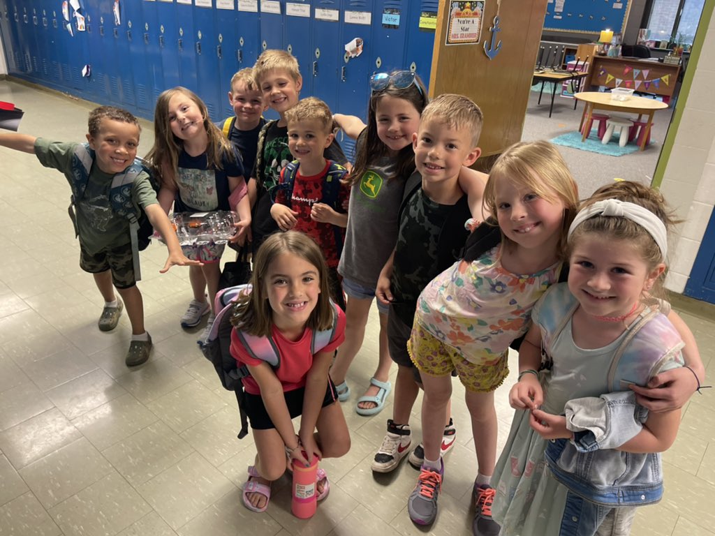 KrambeerKinders's tweet photo. Happy Tuesday! ☀️ #hudsonschools #movingmountains https://t.co/021uEfIAI0