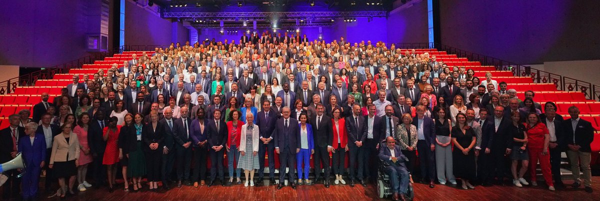 enmarche16's tweet photo. Écologie, santé, école et pouvoir d’achat : 505 candidats réunis aujourd’hui pour se préparer à bâtir, #ensemble, les cinq prochaines années.

#EmmanuelMacron #avecvous #noustous #ensemble #majoritepresidentielle #legislatives https://t.co/lsSYNwkxni
