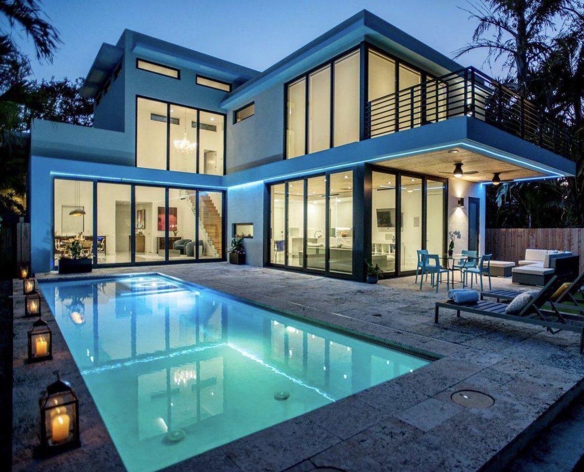 ONESIR's tweet photo. Tropical meets modern in the Grove 🌴 Featuring spacious living areas, floor to ceiling windows and an oversized pool, this residence is a hidden oasis. #ONESIRListing #CoconutGroveRealEstate https://t.co/6jDqzQkJq5