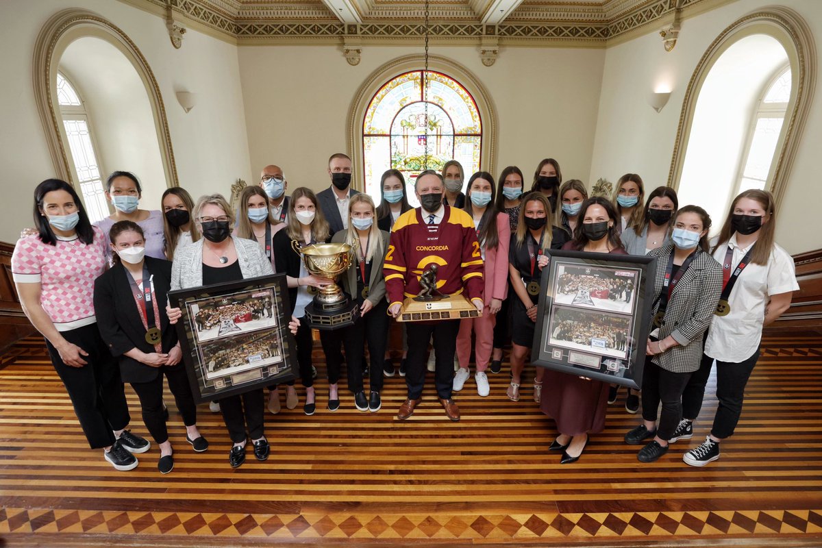 francoislegault's tweet photo. J’ai reçu de la belle visite: l’équipe féminine de hockey de Concordia, les Stingers. On a jasé de la dernière saison, mais je les ai surtout félicitées d’avoir remporté le Championnat de hockey féminin U Sports, faisant d’elles les grandes championnes canadiennes! Bravo! https://t.co/SqBMoVcHR7