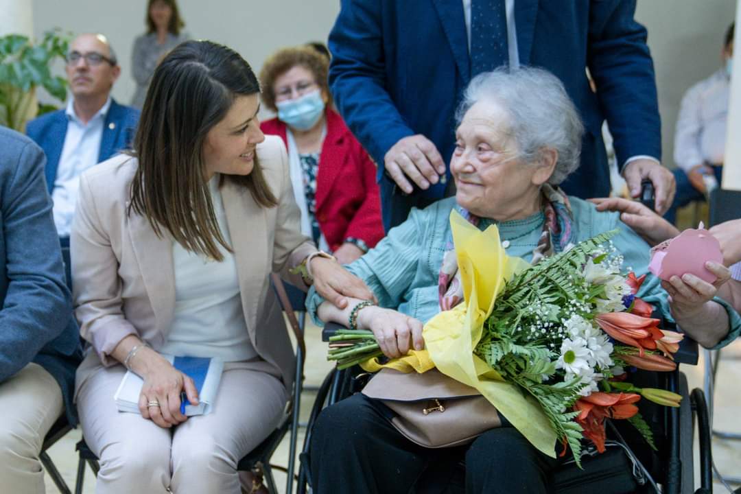 dipalme_almeria's tweet photo. ➡️Instituciones y sociedad almeriense se vuelcan con la Asociación ALAL en el Día Mundial del Lupus para visibilizar a las personas con esta enfermedad autoinmune

✅ Asistimos al acto lectura del manifiesto de la Asociación ALAL en la Casa de Hermandad del Prendimiento. https://t.co/MSAJgOpFeA