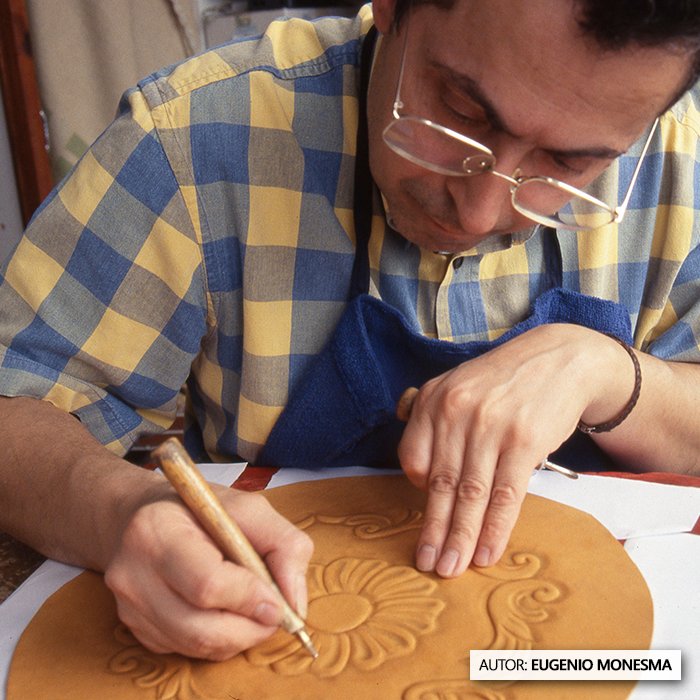 EugenioMonesma's tweet photo. ¿Sabías que hay un #oficio artesanal donde se da volumen, forma y relieve a #pieles como el #cuero? ✂🟡 

En 2005, Miguel Ángel Martín nos dio a conocer en su taller la tradicional técnica del #repujado del cuero.

📽️ #Documental completo: https://t.co/K4XUoBK37X https://t.co/UfZaWemETR