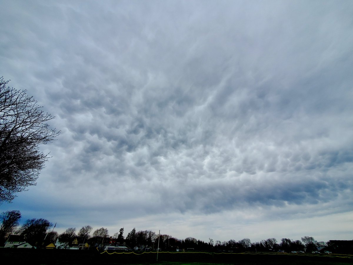scotchprophet's tweet photo. @ChrisKridler @AletheaKontis over Highland Park, St. Paul last Thursday. not quite as dramatic, but still pretty cool. https://t.co/2JwHKiBV3n