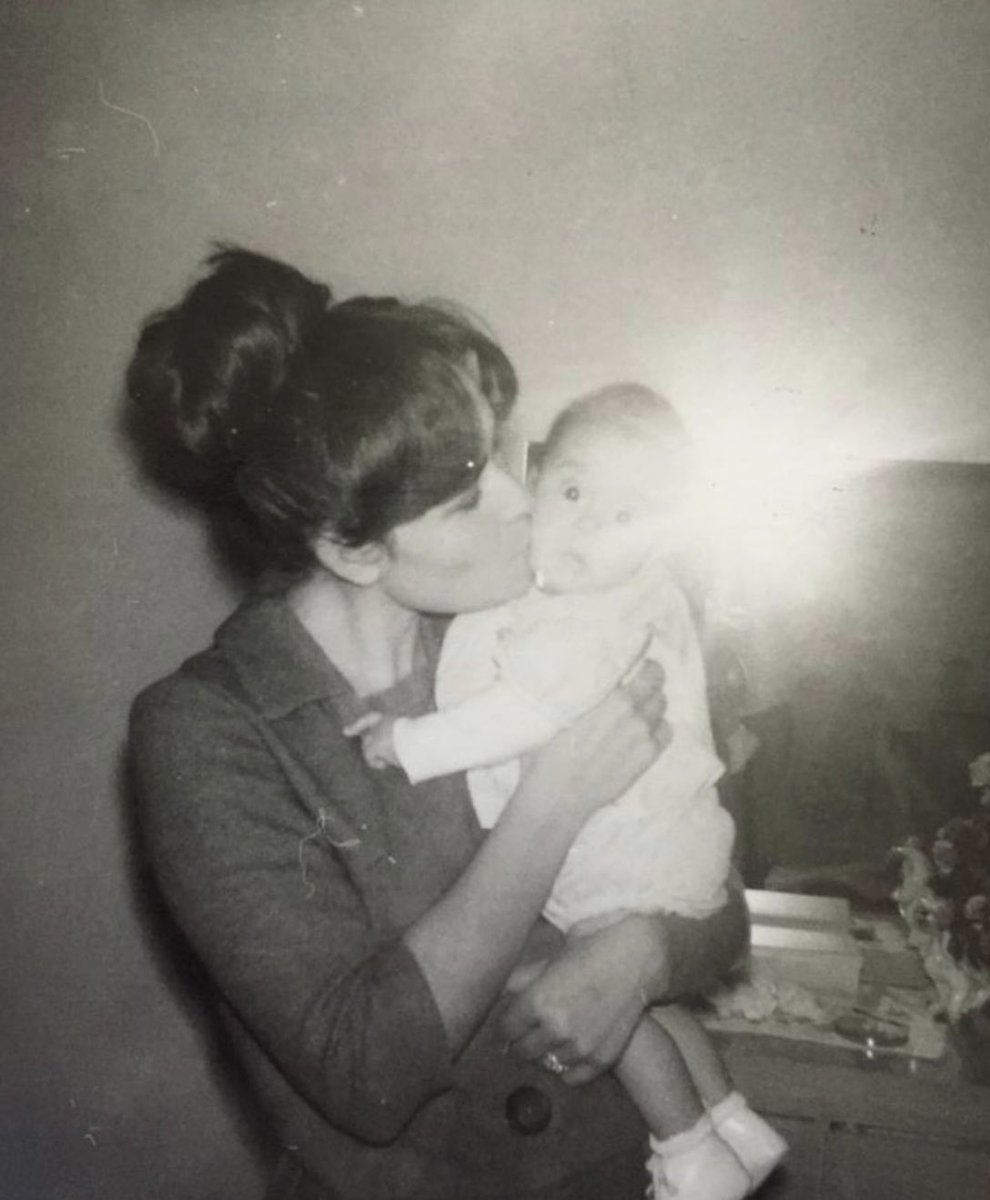Mi bella mamá y yo (su angelito, ya que tengo un aura en la cabeza jaja)  Ella me dio su amor y me enseñó a servir a los demás y hacer su platillo famoso de pozole. ¡Feliz Día de las madres a ella y a todas las madres!