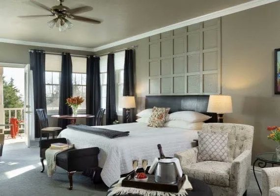 ShilohMorning's tweet photo. Have you stayed in our Butterfly suite?
Located upstairs in the main house, it’s the perfect romantic get away! The peaceful balcony offers a beautiful view of our wooded acreage, and the relaxing whirlpool tub for 2 awaits you! 
Give us a call to book your stay today! https://t.co/exJKL86kq8