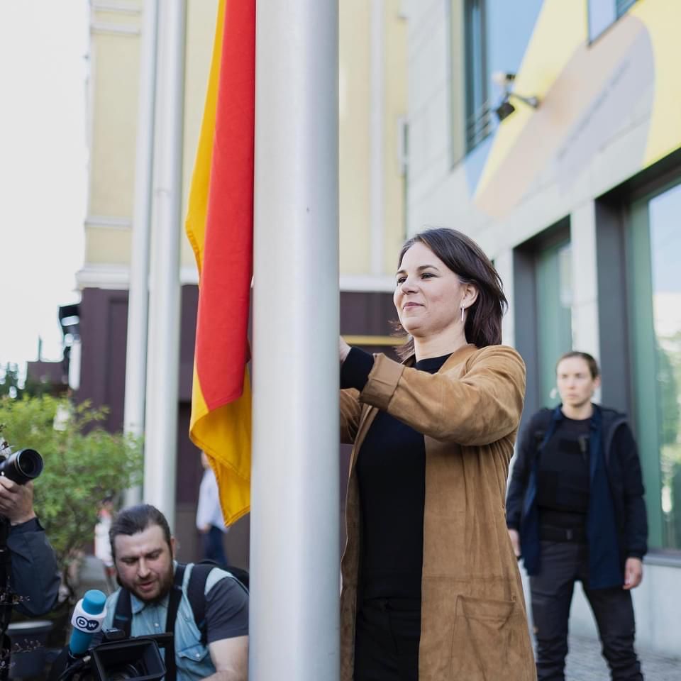 BabychVasyl's tweet photo. Finally, after almost 80 days of Russia's war the German Embassy is back to Kyiv. Symbolic visit of @ABaerbock to the capital of Free World and declared strong support to Ukraine's EU membership.
#StandWithUkraine https://t.co/9c3WW7vBM5