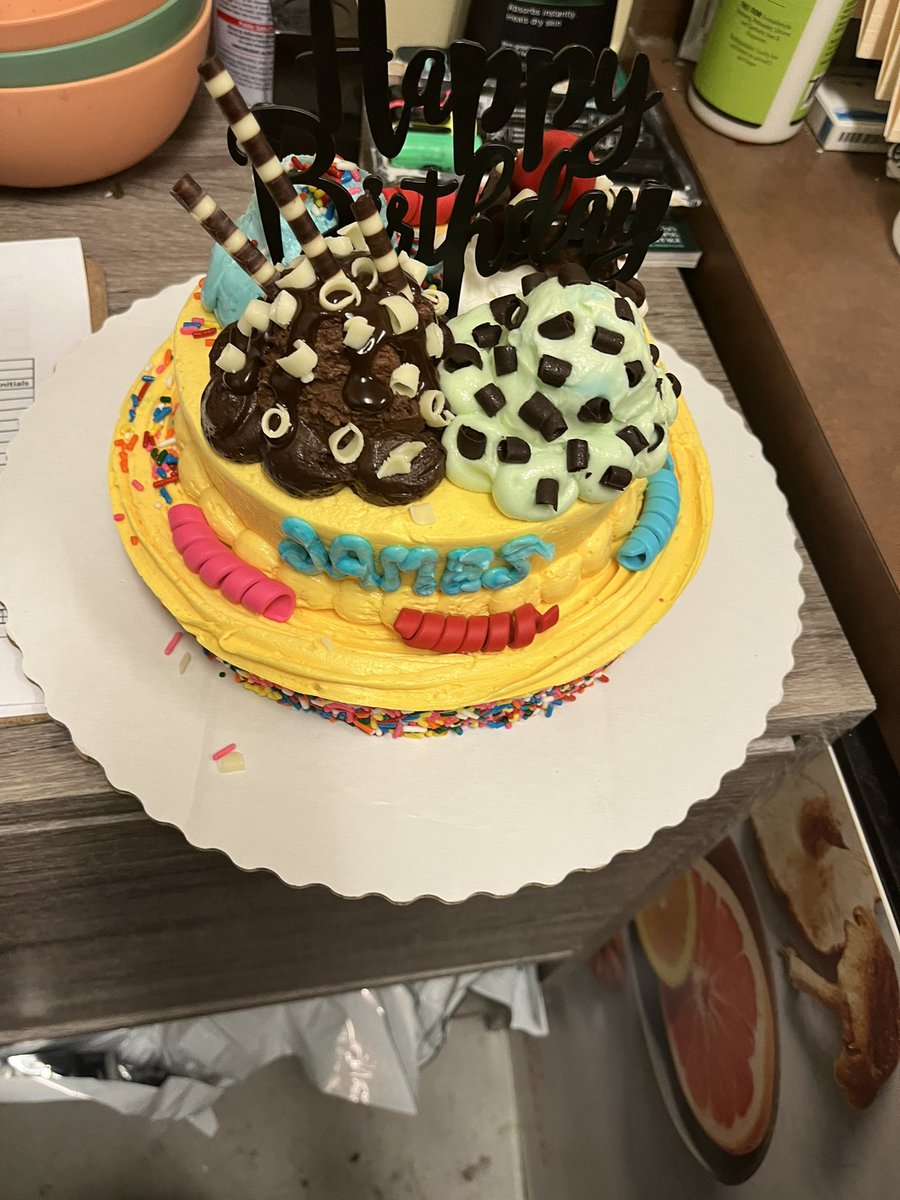 Grandpaluvsyou's tweet photo. They got me a cake at my job since I am off for my birthday tomorrow. 😭😭😭 so nice and cute( I got balloons too) #almost28
#TaurusSeason https://t.co/brzVwKQqKF