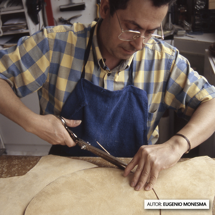 EugenioMonesma's tweet photo. ¿Sabías que hay un #oficio artesanal donde se da volumen, forma y relieve a #pieles como el #cuero? ✂🟡 

En 2005, Miguel Ángel Martín nos dio a conocer en su taller la tradicional técnica del #repujado del cuero.

📽️ #Documental completo: https://t.co/K4XUoBK37X https://t.co/UfZaWemETR
