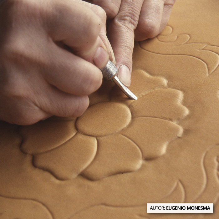 EugenioMonesma's tweet photo. ¿Sabías que hay un #oficio artesanal donde se da volumen, forma y relieve a #pieles como el #cuero? ✂🟡 

En 2005, Miguel Ángel Martín nos dio a conocer en su taller la tradicional técnica del #repujado del cuero.

📽️ #Documental completo: https://t.co/K4XUoBK37X https://t.co/UfZaWemETR