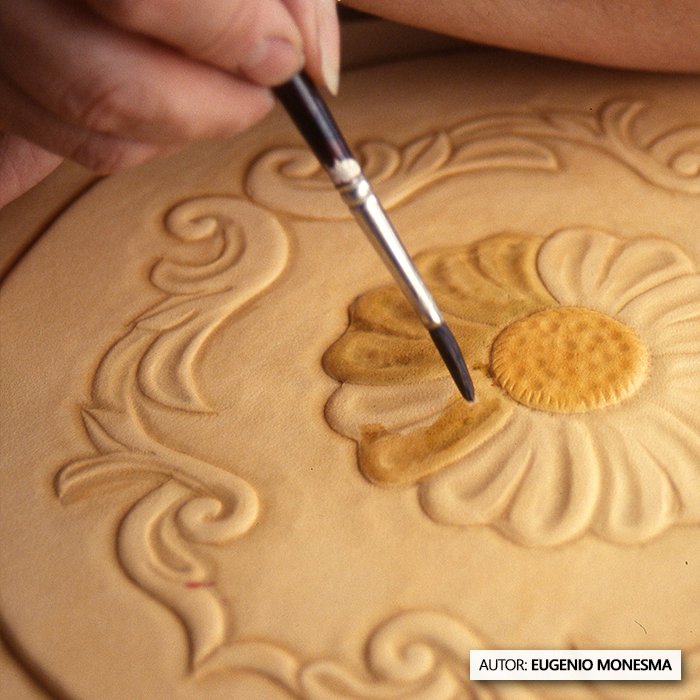 EugenioMonesma's tweet photo. ¿Sabías que hay un #oficio artesanal donde se da volumen, forma y relieve a #pieles como el #cuero? ✂🟡 

En 2005, Miguel Ángel Martín nos dio a conocer en su taller la tradicional técnica del #repujado del cuero.

📽️ #Documental completo: https://t.co/K4XUoBK37X https://t.co/UfZaWemETR