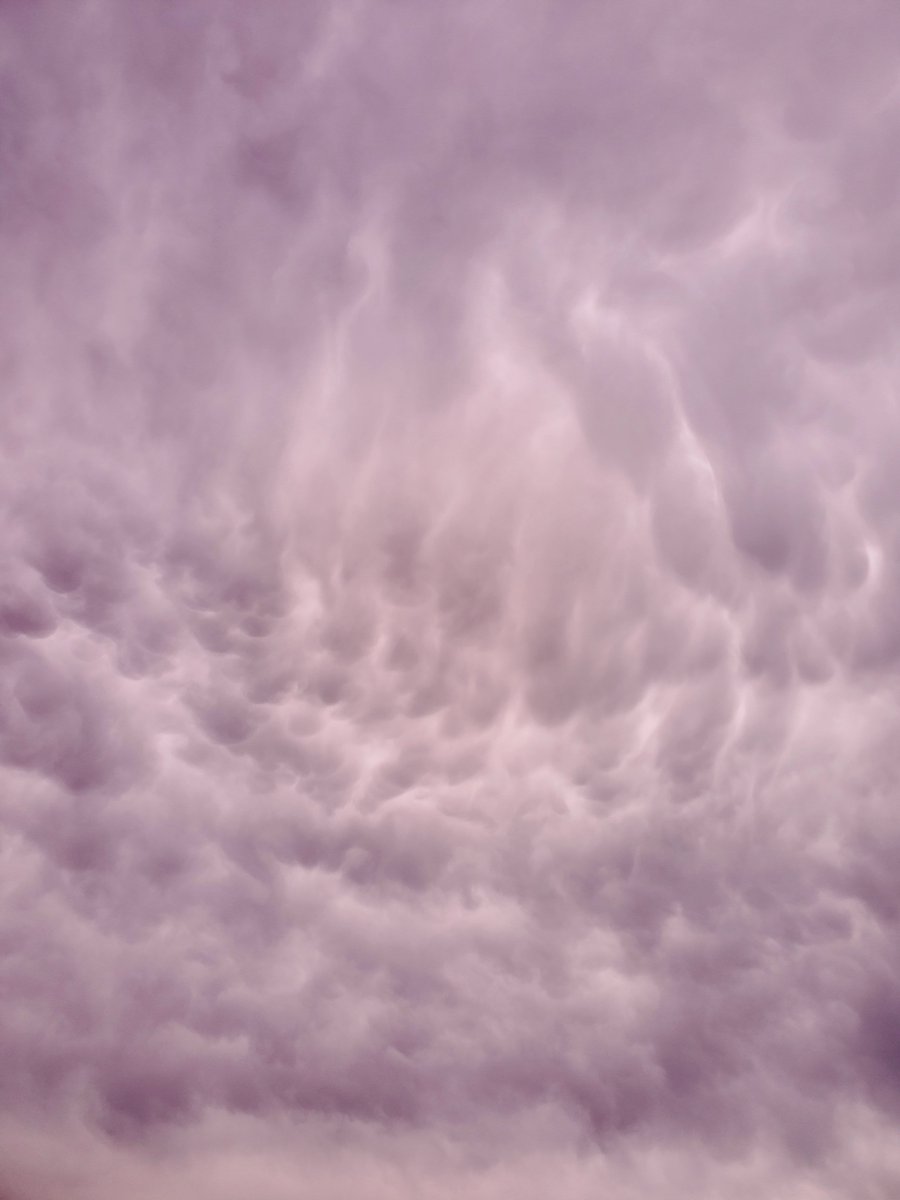 scotchprophet's tweet photo. @ChrisKridler @AletheaKontis over Highland Park, St. Paul last Thursday. not quite as dramatic, but still pretty cool. https://t.co/2JwHKiBV3n