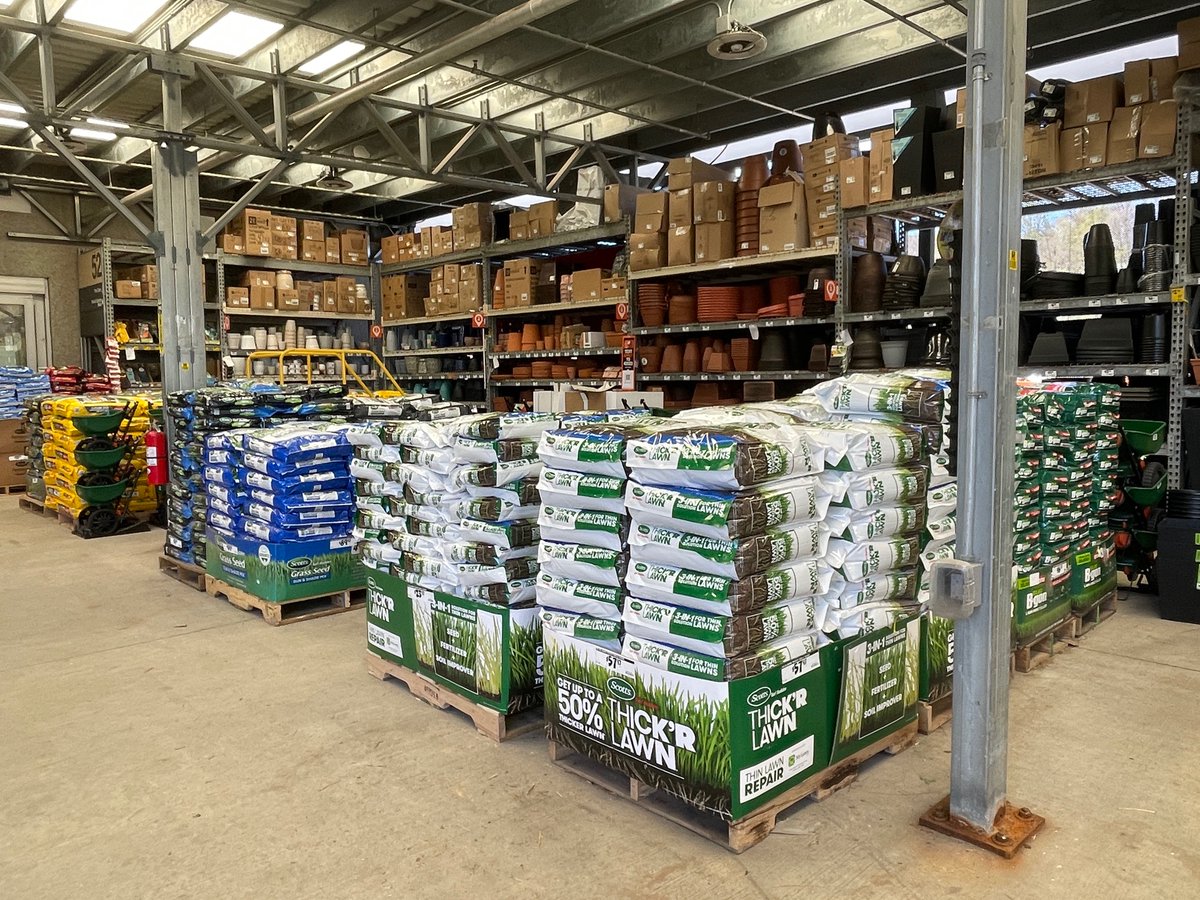 jasonjohnson_JJ's tweet photo. Representing the brand and getting it done with another great partnership! Make your yard one that everyone envy’s!  @TMarie_3408 @HomeDepot3408 @ScottsLawn @Scotts_MGro https://t.co/61LwLwnEX1