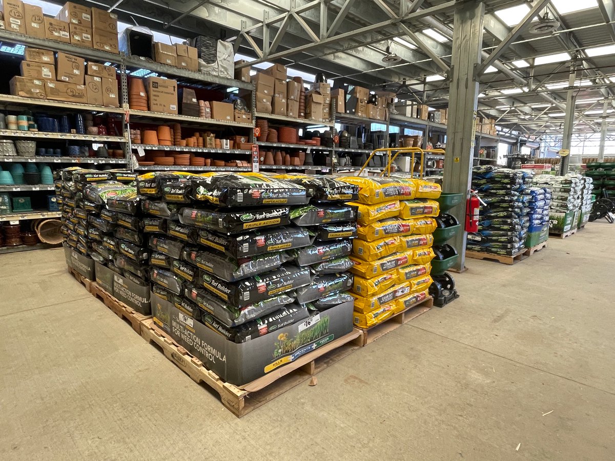 jasonjohnson_JJ's tweet photo. Representing the brand and getting it done with another great partnership! Make your yard one that everyone envy’s!  @TMarie_3408 @HomeDepot3408 @ScottsLawn @Scotts_MGro https://t.co/61LwLwnEX1