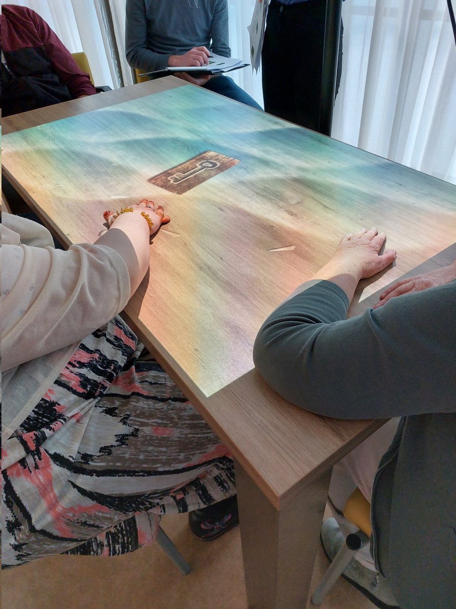 Clienten van de #dagbesteding <a href="/Visio_WD_Midden/">Koninklijke Visio Wonen & Dagbesteding Midden</a> maken enthousiast kennis met #detovertafel #interaction #ICT #future #games <a href="/blindofslznd/">Blind Of Slechtziend</a> <a href="/watkanwel/">Kijken naar #watkanwel</a> #Magic #Sound #Mindfulness