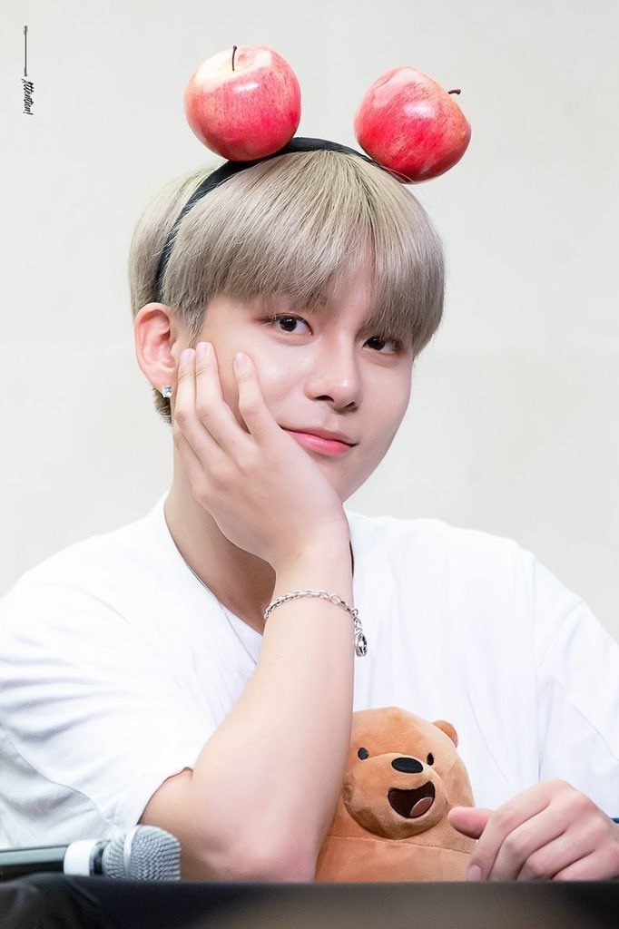 sicharmeuse's tweet photo. 🍎 JONGHO &amp; APPLES 🍎 https://t.co/JumC67GZcx