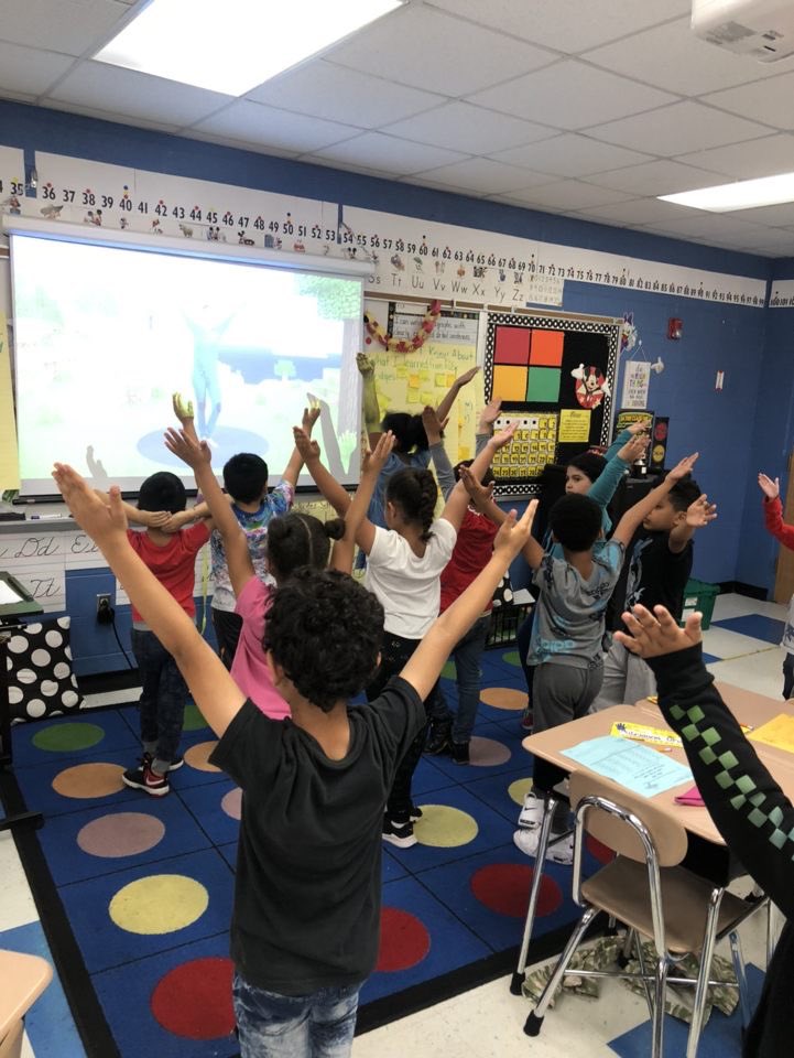 ThomasEdisonES's tweet photo. Ms. Miller's class stretching their bodies out to mindcraft yoga for Tune-In To You Tuesday!!! @MNPS_kidshealth #MNPSWellnessWeek2022 #EdisonElementary #MNPSWellnessWeek2022 #tuneintoyoutuesday https://t.co/KAuIXkkIxc