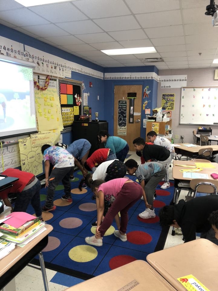 ThomasEdisonES's tweet photo. Ms. Miller's class stretching their bodies out to mindcraft yoga for Tune-In To You Tuesday!!! @MNPS_kidshealth #MNPSWellnessWeek2022 #EdisonElementary #MNPSWellnessWeek2022 #tuneintoyoutuesday https://t.co/KAuIXkkIxc