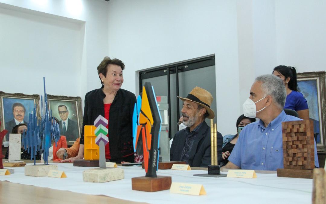 MorelRodriguezA's tweet photo. La avenida Rafael "Fucho" Tovar será un importante museo a cielo abierto de incalculable valor artístico regional, con la presentación del proyecto del II Simposio Internacional del Escultura en el que cultores nacionales e internacionales plasmarán sus obras. #NuevaEsparta https://t.co/54Kzjdnipz
