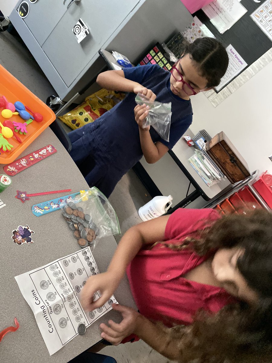 Cass_Francois's tweet photo. And the money unit is a WRAP! Ss demonstrated what they learned by purchasing items, counting and adding coins. @CannellaElem #teacherdiaries #confessionsofafirstgradeteacher
#SOAR #comets #cannellacomets #firstgradediaries #strongertogether https://t.co/zKzbfIKnQn
