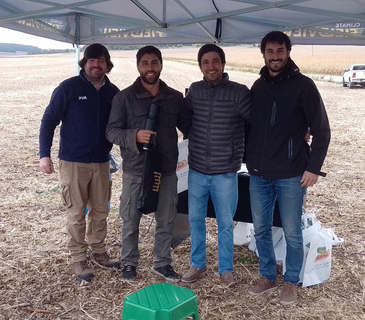 sbustillo1981's tweet photo. Después de dos años de pandemia volvimos en Dos Caciques a la Jornada de Asesores Referentes. Excelente intercambio!
Gracias a todos!
 @Bayer4CropsAR @FieldViewArg @DekalbArgentina @llulisalg @marianrobl_ @martin_deyaniz @JoseB_Cba https://t.co/oFTsbulbqQ