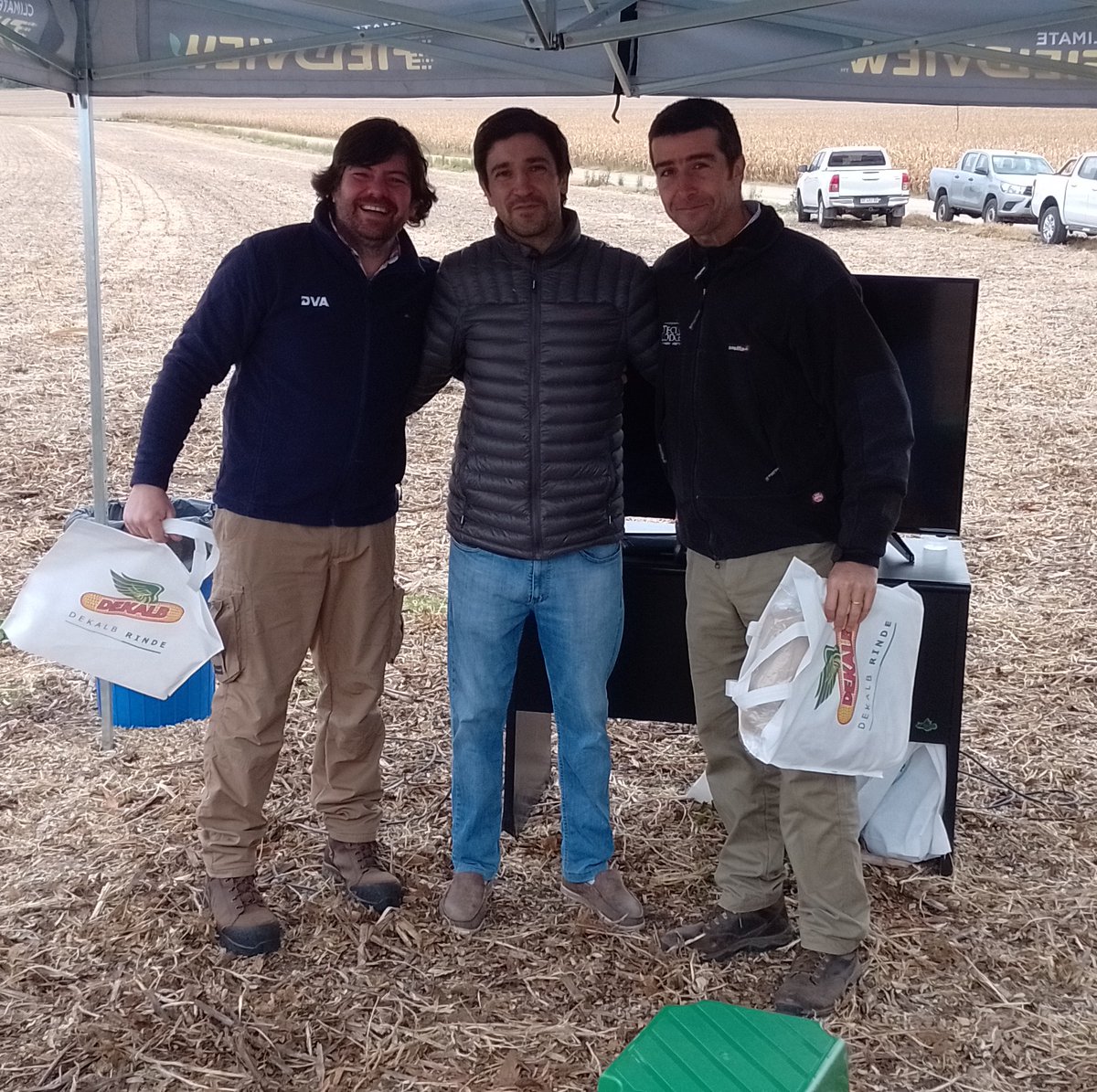 sbustillo1981's tweet photo. Después de dos años de pandemia volvimos en Dos Caciques a la Jornada de Asesores Referentes. Excelente intercambio!
Gracias a todos!
 @Bayer4CropsAR @FieldViewArg @DekalbArgentina @llulisalg @marianrobl_ @martin_deyaniz @JoseB_Cba https://t.co/oFTsbulbqQ