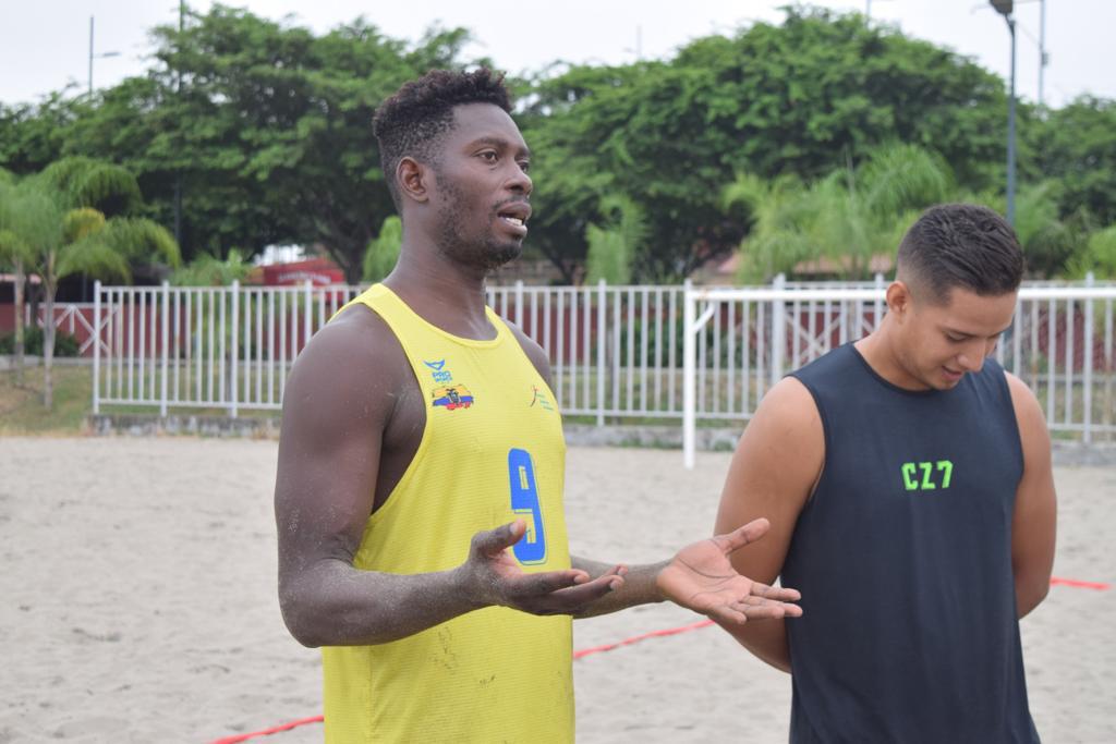 DeporteEc's tweet photo. El Coordinador @CarlosMoranJ visita a la selección de @febal2007,que ya se encuentra clasificada a los Juegos Mundiales de Balonmano de Playa en Grecia.

#EcuadorTieneHinchas 
#JuntosCumplimos

🇪🇨🤾 https://t.co/ClMEx4BePr