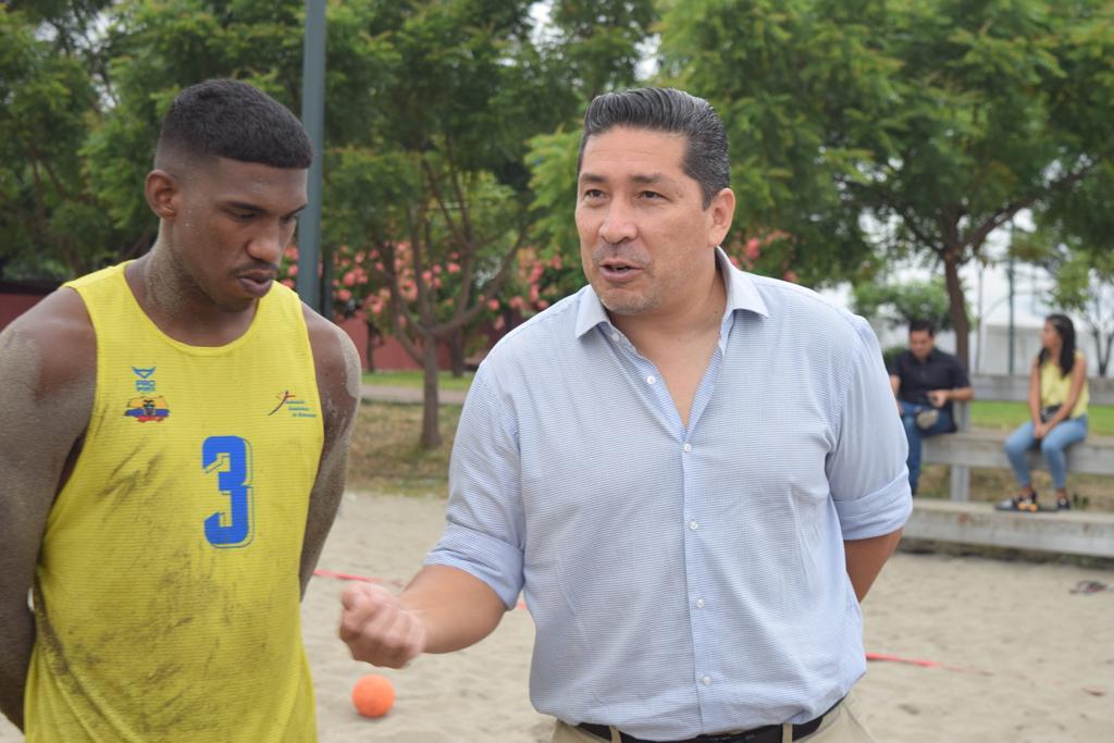 DeporteEc's tweet photo. El Coordinador @CarlosMoranJ visita a la selección de @febal2007,que ya se encuentra clasificada a los Juegos Mundiales de Balonmano de Playa en Grecia.

#EcuadorTieneHinchas 
#JuntosCumplimos

🇪🇨🤾 https://t.co/ClMEx4BePr