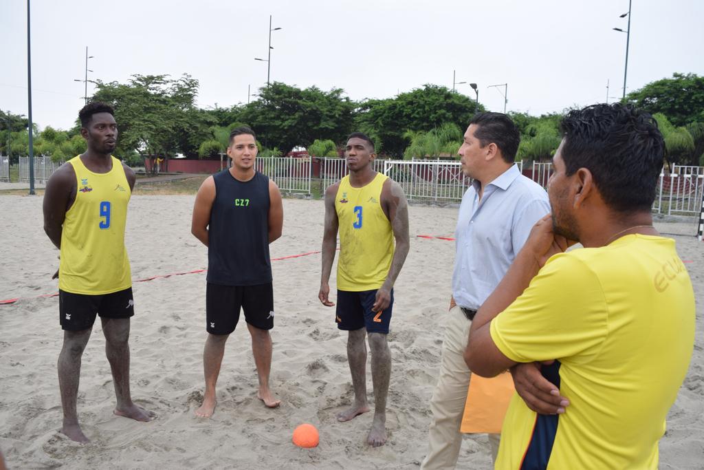 DeporteEc's tweet photo. El Coordinador @CarlosMoranJ visita a la selección de @febal2007,que ya se encuentra clasificada a los Juegos Mundiales de Balonmano de Playa en Grecia.

#EcuadorTieneHinchas 
#JuntosCumplimos

🇪🇨🤾 https://t.co/ClMEx4BePr