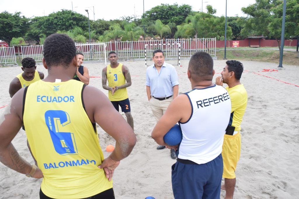 DeporteEc's tweet photo. El Coordinador @CarlosMoranJ visita a la selección de @febal2007,que ya se encuentra clasificada a los Juegos Mundiales de Balonmano de Playa en Grecia.

#EcuadorTieneHinchas 
#JuntosCumplimos

🇪🇨🤾 https://t.co/ClMEx4BePr