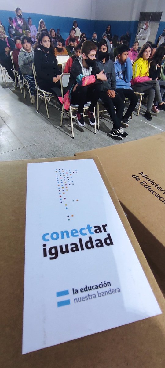 DTeR18's tweet photo. #LaCosta Es13. Mar del Tuyu. Jornada de entregas #ConectarIgualdad. 143 estudiantes recibieron su equipo, en una mañana de fiesta, acompañados por padres, autoridades educativas e Intendente Municipal. 
👩‍💻🫂💻🇦🇷🖥️
@AlbertoSileoni @ClaudiaBracchi1 @cardozocristian @IvanthistedOK https://t.co/ffInJu4l0e