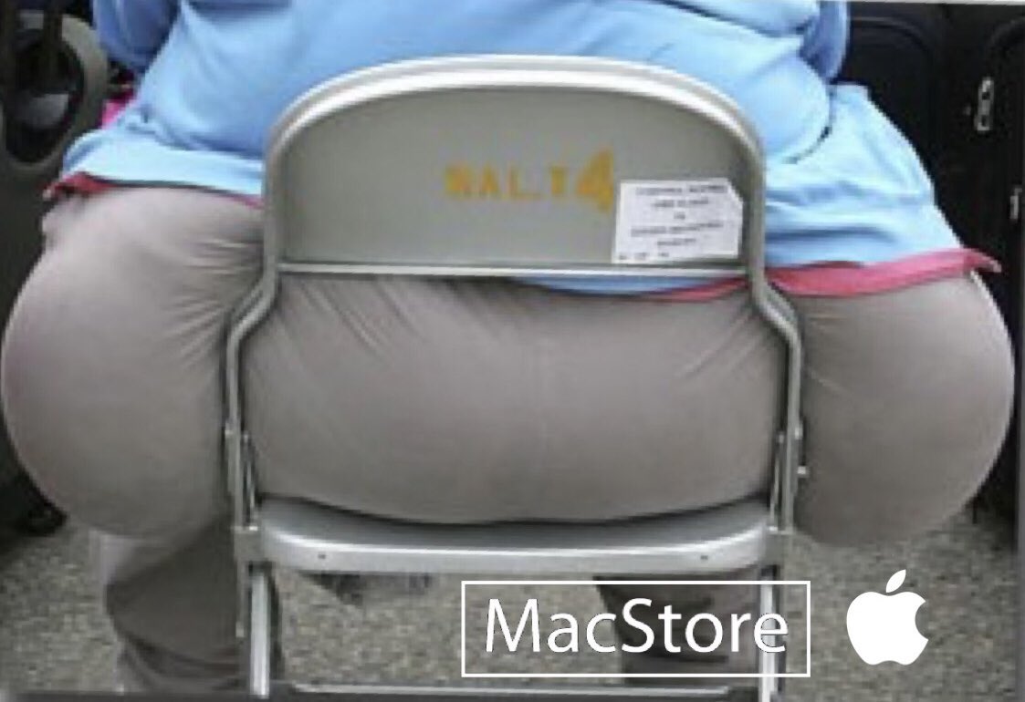 JacoZabludovsky's tweet photo. Nos hacen llegar esta foto, de una MacStore, en el centro comercial Antara de la Ciudad de México.

El fabricante de esa silla debe ser  condecorado.

#24Horas https://t.co/afxIHNT7v2