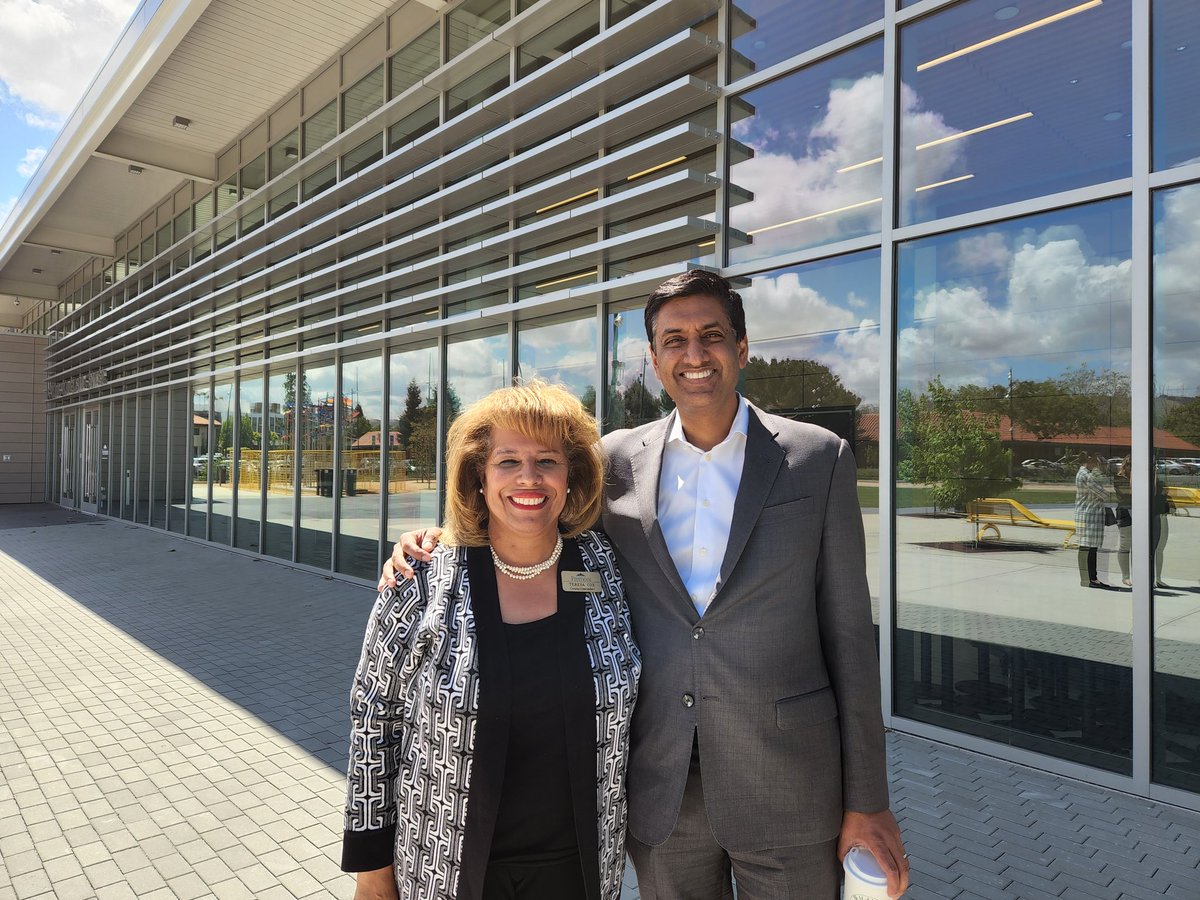 TeresaCoxUS's tweet photo. Thank you to Congressman Ro Khanna for visiting District 6 Businesses - Off the Record and Hopping Bean Cafe then to Downtown Center with Raw ASF and Banter Bookshop! Check out these new places!! #hoppingbeancafe #OffTheRecordcafe #rawasf #banterbookshop #cityoffremont https://t.co/Z6EH4c0uc8
