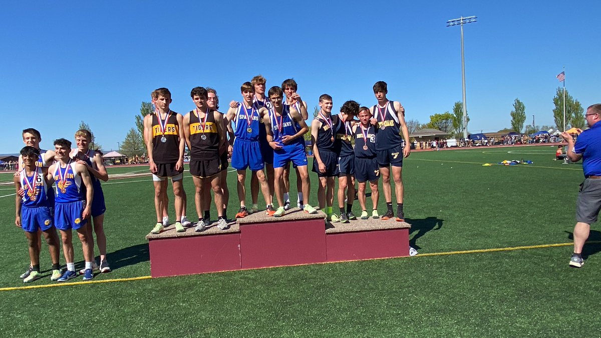 D11Sports's tweet photo. 3200 meter winners. @Colonial_League Girls and Boys @SolehiSpartans @EastPennConf18 Girls @GoRedRovers Boys @parklandtrojans. https://t.co/jKxyYs2JeN