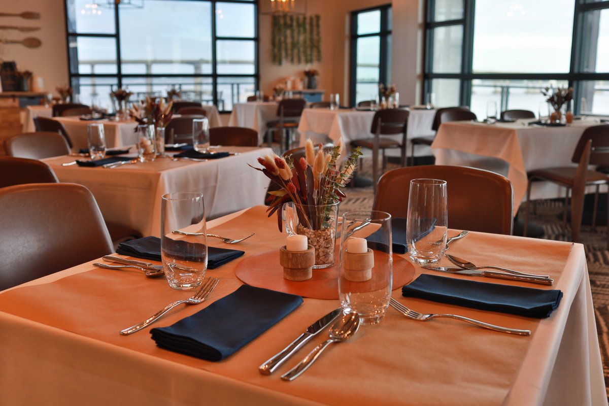 FoodNetwork's tweet photo. The design teams did incredible work in both spaces! #BigRestaurantBet https://t.co/H6nw7uUM1w
