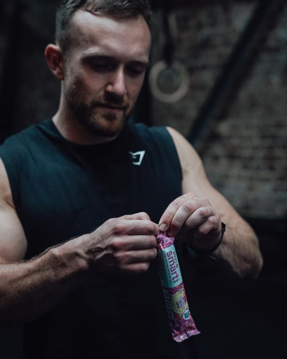 PhDNutritionJP's tweet image. 今注目のプロテインバーは⁉
１本あたりプロテイン20g配合の
スマートバー🔥

糖類・脂質は控えめ🙆💯
詳細はこちら👇
phd.com/jp/lp/smart-ba…

減量中だって美味しいものが食べたい💪🤤✨
そんな時はぜひお試しください👍🍫
---
#PhDプロテイン #PERFORMSMART #プロテイン #プロテインバー #筋トレ