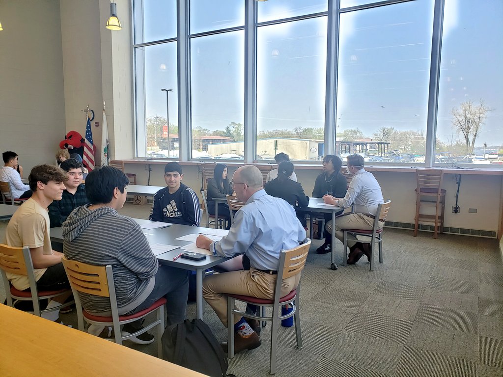 MsEmmyEveDiana's tweet photo. The year is winding down, but the Adv. Eng. 11 students are still in it! Today we had the priviledge of working with GCHS administrators & local business owners to practice interviews.
Were we nervous? Yes! Did we rock it? Yes! #iseeyoubulldog #grantmindset #proudteachermoments https://t.co/01PrveLE4c