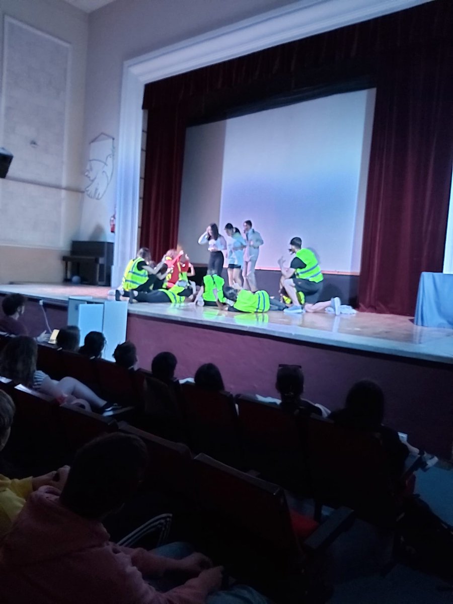 ErnestoMartinMz's tweet photo. #DIVERSO en el IES Jorge Juan #teatrealesaules ¡Muchísimas gracias por vuestra acogida! https://t.co/sMgJgrCjQT