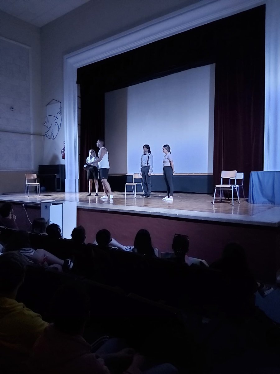 ErnestoMartinMz's tweet photo. #DIVERSO en el IES Jorge Juan #teatrealesaules ¡Muchísimas gracias por vuestra acogida! https://t.co/sMgJgrCjQT