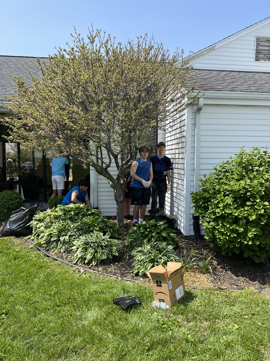bryang44's tweet photo. 22 students cleaning Madison Christian Church on this beautiful day! #FJSHSDayofService @FranktonEagles @CDietzer https://t.co/HAnycG617n